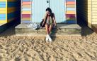 Leire Ardanaz Viscarret posa en Brighton Beach (Melbourne) ante una de las típicas casetas de colores