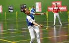 Laso devuelve la pelota desde el ancho del frontón de Bera