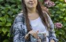 Ana Zabalza, posando en el jardín de su casa con su primera novela, Lafken. La esperanza del traidor