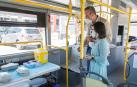 La ministra de Sanidad, Carolina Darias, visita la 'vacuguagua', uno de los dispositivos itinerantes de vacunación en Canarias