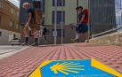 Peregrinos del Camino de Santiago atraviesan Villatuerta a comienzos de agosto