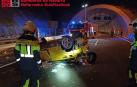 Estado en el que quedó el coche tras volcar en la salida del túnel de Yesa