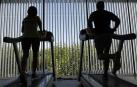 Dos personas en una cinta de correr.