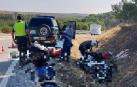 Imagen del motorista herido y los agentes de la Guardia Civil, en el lugar de los hechos.
