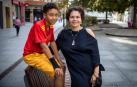 Sarali Gintsburg, de 44 años; y su hijo, Anthony Wilson, de 10, en el centro de Pamplona en agosto.