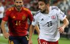 El jugador de Georgia Zuriko Davitashvili juega un balón ante José Gayá, en el partido clasificatorio del Mundial Catar 2022