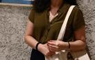 Laura Pérez, ayer, ante uno de sus trabajos expuestos en Condestable.