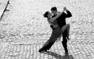 Una pareja de bailarines, interpretando un tango. Ese baile tan sensual, en el que las parejas se entrelazan, es característico del Río de la Plata). El cantante argentino Carlos Gardel popularizó en 1935 el tango ‘Volver’, en el que aseguraba que ‘veinte años no es nada’.