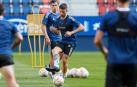 David García realiza un pase en el entrenamiento a puerta cerrada en El Sadar previo al partido de esta tarde