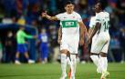 Diego Gonzalez y Helibelton Palacios, del Elche, celebran el triunfo tras el pitido final