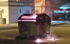Contenedor incendiado en la gasolinera de Trinitarios