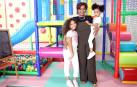 Issa Pérez junto a sus hijas Mía y Alma en las instalaciones de “Los Traviesos” situadas en el barrio pamplonés de Buztintxuri