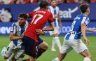 Budimir busca el remate en el área del Espanyol, en la primera jornada, mientras le agarra Cabrera