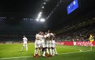 Los jugadores del Real Madrid celebran el tanto de Rodrygo