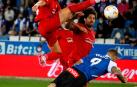 Lucas Torró impuso su ley en el centro del campo. En la foto, despeja ante la presencia de Joselu
