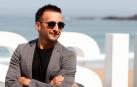 El director Alejandro Amenábar posa en el Festival de Cine de San Sebastián, donde su serie de televisión 'La fortuna' compite en la sección oficial