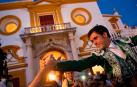 El rejoneador Guillermo Hermoso de Mendoza sale por la Puerta del Príncipe en la corrida de rejones en la plaza de la Maestranza de Sevilla.