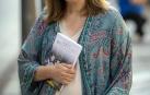 La sevillana Inmaculada Alva, de 56 años y profesora en la Universidad de Navarra, posa con un ejemplar del libro en Pamplona