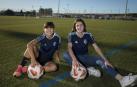 Maitane Vilariño, de 19 años, y Saioa Larumbe, de 18, ayer por la tarde en los anexos de Tajonar. Las dos rojillas han marcado ya un gol en este inicio de temporada