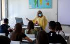 Alumnos del Colegio Sagrado Corazón atienden a la profesora durante una clase