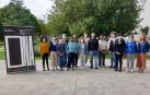 responsables de la organización y de las residencias artísticas, en el exterior de la Casa de Cultura de Villava