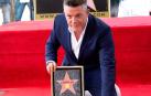 Alejandro Sanz posa junto a su estrella del Paseo de la Fama de Hollywood