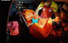 Un momento del rescate de la montañera por parte de los bomberos