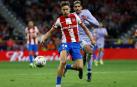 Marcos Llorente, en acción, defendido por Ronald Araujo