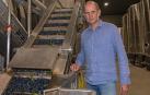 El presidente del Consejero Regulador de la IGP ‘Pacharán Navarro’, Adrián Subía, en las instalaciones de su empresa (Zoco) con arañones de la nueva cosecha