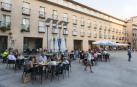 La gente disfruta tomando algo en las terrazas de la plaza de la Judería en Tudela