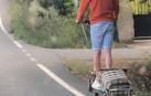 El conductor del patinete denunciado por conducir por el arcén de la N-232, sin casco y arrastrando un carro de la compra