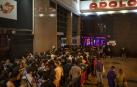 Grupos de jóvenes en las inmediaciones de un local de ocio nocturno la misma noche en que entra en vigor la reapertura en interiores a medianoche en Barcelona