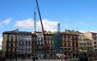 Montaje de grúas para la rehabilitación de un edificio de viviendas en la Plaza del Castillo de Pamplona