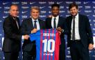 El presidente del FC Barcelona, Joan Laporta, el vicepresidente deportivo, Rafa Yuste, el director deportivo, Mateu Alemany, y el centrocampista Ansu Fati, en el acto de la renovación del jugador hasta 2027