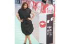 Ana Morgade posa en la alfombra verde del festival de cine Seminci con un portatrajes