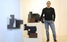 El escultor Eduardo Lacoma posa junto a algunas de sus obras instaladas en  la exposición Escuchando cubos de la galería Ormolú