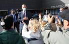 Felipe VI se acercó a los ciudadanos al salir de Baluarte durante dos minutos. Agradeció las muestras de cariño de los navarros presentes