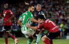 Borja Iglesias, autor de dos tantos, pelea con Guedes por el balón