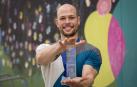Erik Noya, con la medalla y el trofeo como subcampeón del mundo obtenido el pasado septiembre