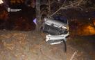 El coche impactó contra un árbol tras salirse de la carretera.