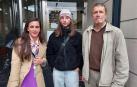 En la imagen, Elena Septien Parras, abogada de la familia de la víctima, junto a Pierre y Arnaud Hiribarren, hermano pequeño y padre del ciclista atropellado