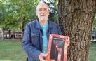 Xabier Díaz Esarte muestra la portada de su último libro, sobre cuentos y leyendas de Salazar
