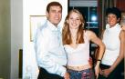 El príncipe Andrés y la demandante, junto a Ghislaine Maxwell en 2001