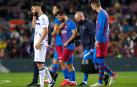 Agüero abandona el terreno de juego durante el duelo frente al Alavés