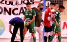 Escribano y Bynho, atendidos por los servicios médicos, en un encuentro de Osasuna Magna