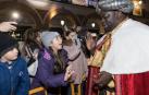 El Rey Baltasar saluda a un grupo de niños y niñas durante la última cabalgata, la de 2020