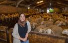 Irache Echeverría Garín, con el ganado de ovino de leche de su explotación familiar en Legaria