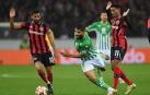 Fekir se lleva el balón ante dos rivales del Bayer Leverkusen