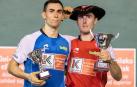 Joanes Bakaikoa se ajusta la txapela junto a Iraitz Zubizarreta en el podio final del Cuatro y Medio de Promoción