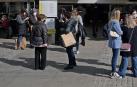 Varias personas esperan para poder sentarse en una terraza de Pamplona